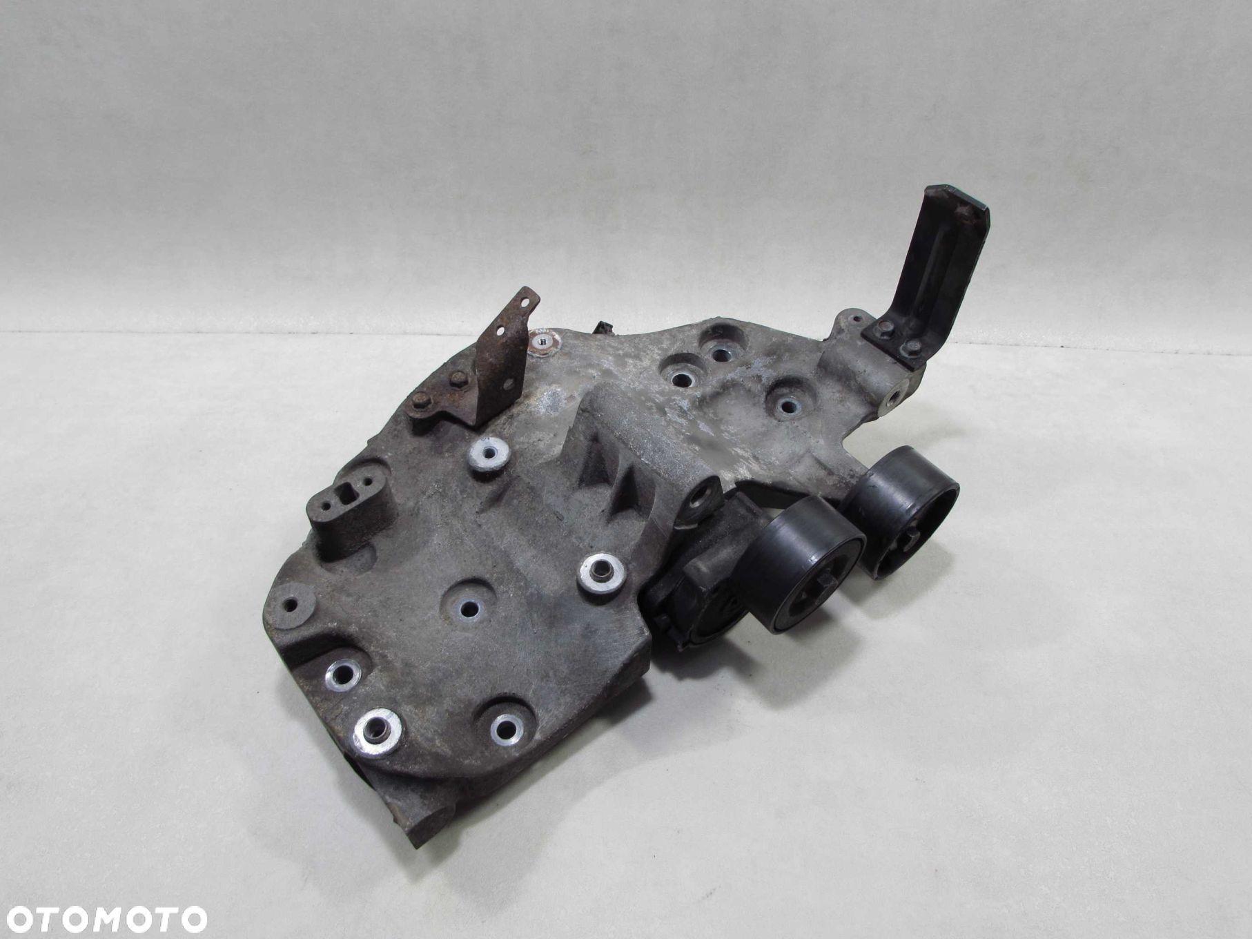 MITSUBISHI CANTER FUSO 7C15 3.0 E6 17R LAPA WSPORNIK ALTERNATORA 504339833 13-21 - 1