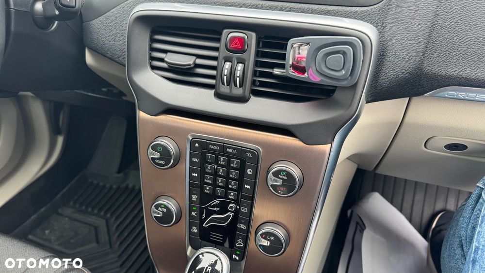 Volvo V40 Cross Country T4 AWD Drive-E Momentum - 28