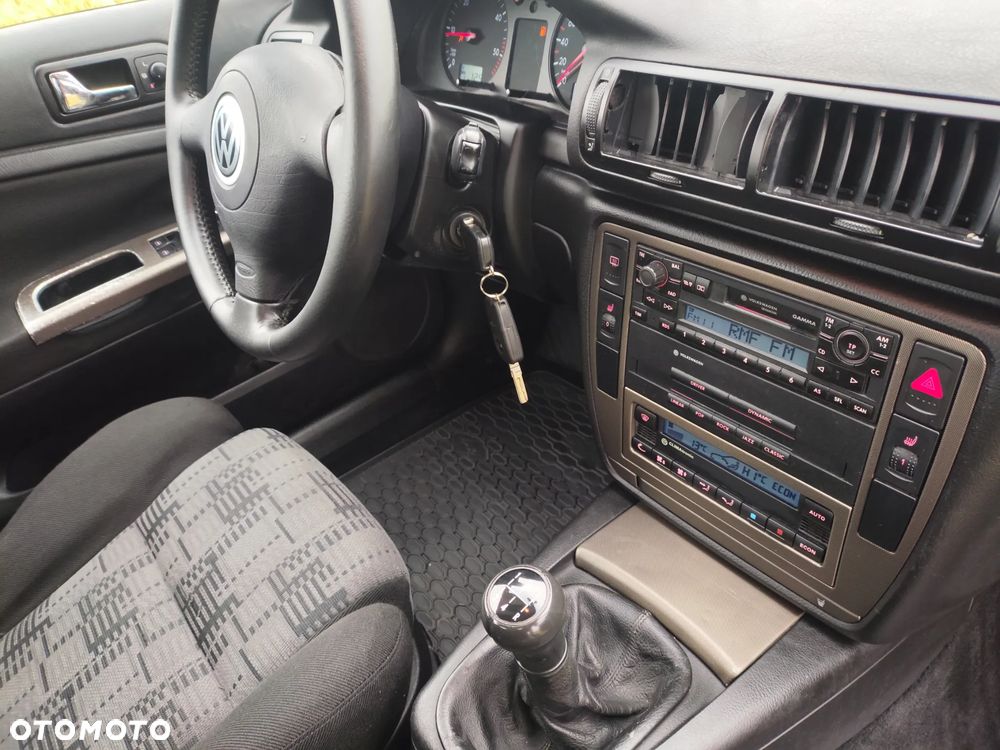 Volkswagen Passat 1.9 TDI Highline - 9