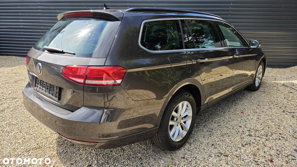 Volkswagen Passat - 1