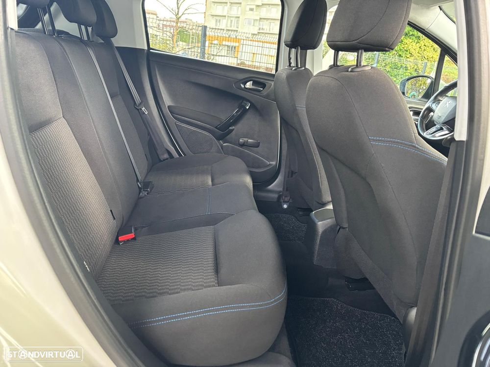 Peugeot 208 1.2 PureTech Signature - 6