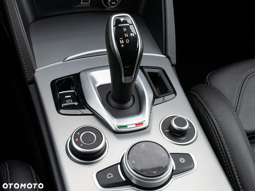Alfa Romeo Stelvio - 16