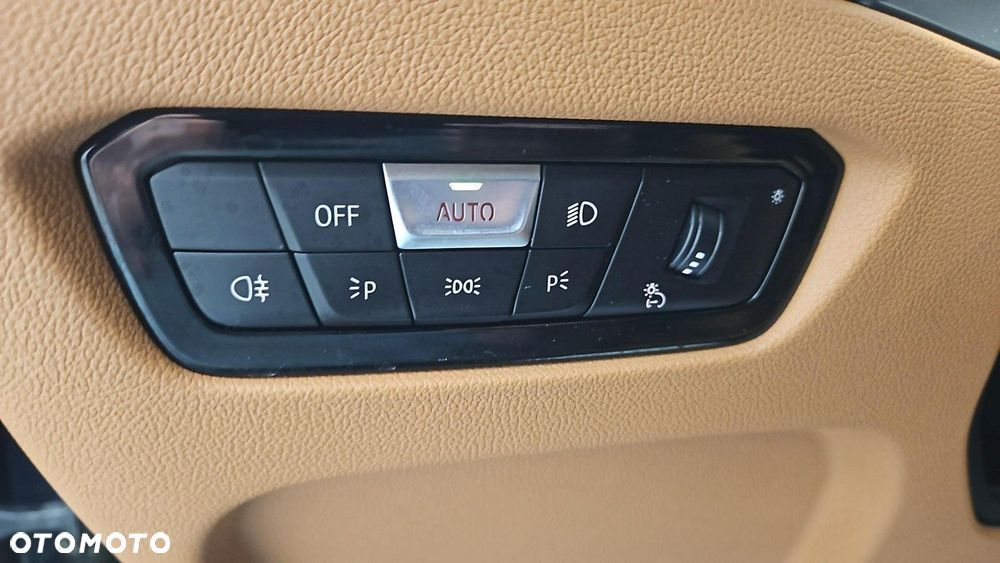 BMW Seria 3 320i xDrive Sport Line - 17