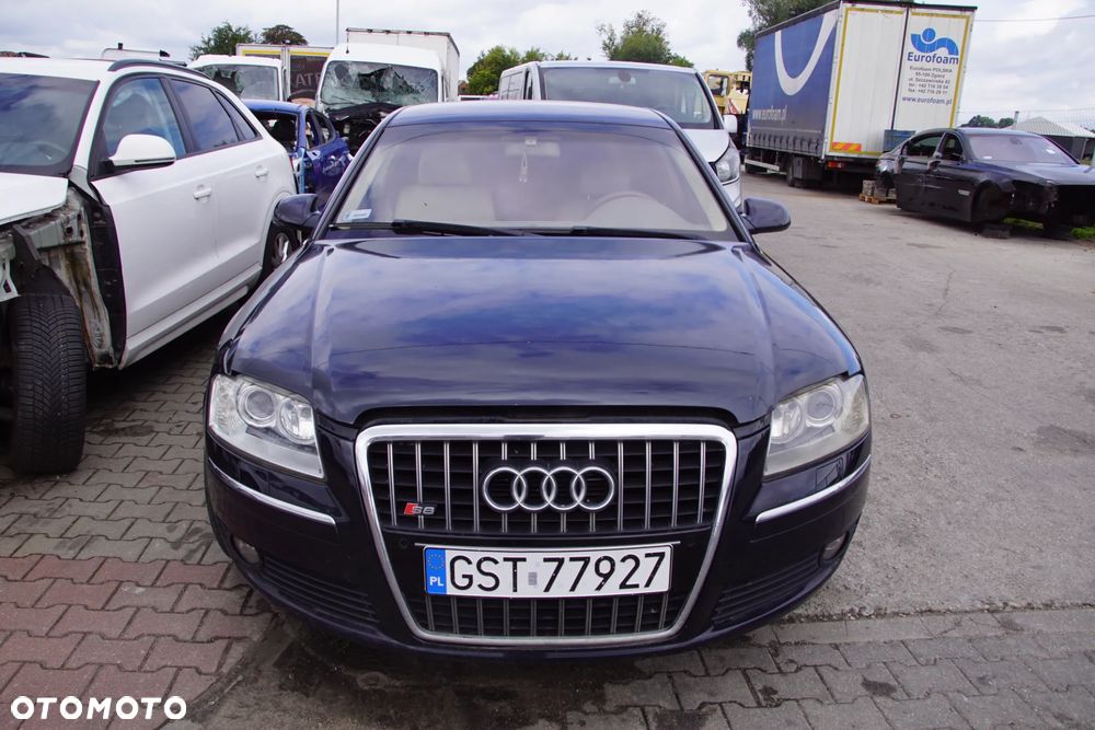 AUDI A8 D3 4.2 335 KM 2005  SILNIK BFM SKRZYNIA HHV  POJAZD NA CZĘŚCI. Tel. 692 106 889 silnik kompletny BFM, blok silnika, głowica lewa, głowica prawa, wał korbowy, wałek rozrządu, wałek ssący, wałek wydechowy, tłoki, korbowody, panewki, pierścienie tłokowe, miska olejowa, pompa oleju, smok olejowy, czujnik poziomu oleju, czujnik ciśnienia oleju, obudowa filtra oleju, chłodnica oleju, korek wlewu oleju, bagnet oleju, pokrywa zaworów lewa, pokrywa zaworów prawa, uszczelka pokrywy zaworów, kolektor ssący, kolektor wydechowy lewy, kolektor wydechowy prawy, przepustnica, listwa wtryskowa, wtryskiwacze, pompa paliwa, kosz pompy paliwa, regulator ciśnienia paliwa, filtr paliwa, przewody paliwowe, zbiornik paliwa, wlew paliwa, korek wlewu paliwa, obudowa filtra powietrza, przepływomierz, rura dolotowa, rezonator dolotu, przewody podciśnienia, zawór podciśnienia, odma, separator oleju, cewki zapłonowe, świece zapłonowe, wiązka silnika, sterownik silnika, moduł zapłonowy, czujnik położenia wału, czujnik położenia wałka rozrządu, czujnik temperatury silnika, czujnik spalania stukowego, czujnik ciśnienia, sonda lambda, alternator, rozrusznik, pompa wody, termostat, obudowa termostatu, chłodnica wody, wentylator chłodnicy lewy, wentylator chłodnicy prawy, obudowa wentylatorów, zbiornik wyrównawczy, korek zbiornika wyrównawczego, przewody chłodnicy, węże układu chłodzenia, nagrzewnica, przewody nagrzewnicy, koło pasowe wału, rolka prowadząca, rolka napinacza, napinacz paska, pasek osprzętu, łapa silnika lewa, łapa silnika prawa, poduszka silnika lewa, poduszka silnika prawa, osłona silnika górna, osłona silnika dolna, skrzynia biegów HHV, sterownik skrzyni biegów, mechatronika skrzyni, konwerter skrzyni biegów, sprzęgło hydrokinetyczne, miska skrzyni biegów, chłodnica oleju skrzyni, przewody oleju skrzyni, wybierak biegów, lewarek zmiany biegów, linka wybieraka, poduszka skrzyni biegów, łapa skrzyni biegów, wał napędowy, podpora wału, przegub wału, skrzynia rozdzielcza, reduktor, dyferencjał przedni, dyferencjał tylny, most przedni, most tylny, półoś przednia lewa, półoś przednia prawa, półoś tylna lewa, półoś tylna prawa, przegub zewnętrzny, przegub wewnętrzny, flansza napędowa, piasta przednia lewa, piasta przednia prawa, piasta tylna lewa, piasta tylna prawa, łożysko koła przednie, łożysko koła tylne, sanki przednie, sanki tylne, belka przednia, belka tylna, amortyzator przedni lewy, amortyzator przedni prawy, amortyzator tylny lewy, amortyzator tylny prawy, miech pneumatyczny przedni lewy, miech pneumatyczny przedni prawy, miech pneumatyczny tylny lewy, miech pneumatyczny tylny prawy, kolumna pneumatyczna przednia lewa, kolumna pneumatyczna przednia prawa, kompresor zawieszenia, pompa zawieszenia, sterownik zawieszenia, blok zaworowy zawieszenia, czujnik poziomowania, zbiornik powietrza zawieszenia, przewody pneumatyczne, wahacz przedni górny lewy, wahacz przedni górny prawy, wahacz przedni dolny lewy, wahacz przedni dolny prawy, wahacz tylny lewy, wahacz tylny prawy, zwrotnica przednia lewa, zwrotnica przednia prawa, zwrotnica tylna lewa, zwrotnica tylna prawa, stabilizator przedni, stabilizator tylny, łącznik stabilizatora lewy, łącznik stabilizatora prawy, drążek kierowniczy lewy, drążek kierowniczy prawy, końcówka drążka lewa, końcówka drążka prawa, maglownica, przekładnia kierownicza, pompa wspomagania, zbiornik płynu wspomagania, przewody wspomagania, kolumna kierownicza, krzyżak kolumny kierowniczej, zacisk hamulcowy przedni lewy, zacisk hamulcowy przedni prawy, zacisk hamulcowy tylny lewy, zacisk hamulcowy tylny prawy, jarzmo zacisku przednie, jarzmo zacisku tylne, tarcza hamulcowa przednia lewa, tarcza hamulcowa przednia prawa, tarcza hamulcowa tylna lewa, tarcza hamulcowa tylna prawa, klocki hamulcowe, pompa hamulcowa, serwo hamulcowe, moduł ABS, pompa ABS, czujnik ABS przedni, czujnik ABS tylny, przewód hamulcowy, linka hamulca postojowego, silniczek hamulca postojowego, sterownik hamulca postojowego, felga aluminiowa, koło kompletne, śruba koła, dekielek felgi, czujnik ciśnienia opony, zderzak przedni, zderzak tylny, belka zderzaka przedniego, belka zderzaka tylnego, absorber zderzaka, kratka zderzaka lewa, kratka zderzaka prawa, grill przedni, atrapa chłodnicy, ramka grilla, emblemat Audi, emblemat A8, maska, zawias maski lewy, zawias maski prawy, zamek maski, linka otwierania maski, siłownik maski, błotnik przedni lewy, błotnik przedni prawy, nadkole przednie lewe, nadkole przednie prawe, nadkole tylne lewe, nadkole tylne prawe, drzwi przednie lewe, drzwi przednie prawe, drzwi tylne lewe, drzwi tylne prawe, klamka zewnętrzna przednia lewa, klamka zewnętrzna przednia prawa, klamka zewnętrzna tylna lewa, klamka zewnętrzna tylna prawa, klamka wewnętrzna, zamek drzwi przednich, zamek drzwi tylnych, zawias drzwi, ogranicznik drzwi, mechanizm szyby przedni lewy, mechanizm szyby przedni prawy, mechanizm szyby tylny lewy, mechanizm szyby tylny prawy, silniczek szyby, szyba drzwi przednia lewa, szyba drzwi przednia prawa, szyba drzwi tylna lewa, szyba drzwi tylna prawa, szyba przednia, szyba tylna, szyba boczna lewa, szyba boczna prawa, uszczelka drzwi, uszczelka szyby, listwa drzwi, listwa progowa, listwa chromowana, próg lewy, próg prawy, dach, podszybie, pas przedni, wzmocnienie czołowe, osłona pod silnik, osłona podwozia, osłona nadkola, klapa bagażnika, zamek klapy bagażnika, zawias klapy bagażnika, siłownik klapy bagażnika, mechanizm domykania klapy, lusterko lewe, lusterko prawe, wkład lusterka lewy, wkład lusterka prawy, silniczek lusterka, kierunkowskaz lusterka, reflektor przedni lewy, reflektor przedni prawy, lampa tylna lewa, lampa tylna prawa, lampa klapy lewa, lampa klapy prawa, kierunkowskaz przedni, światło przeciwmgielne lewe, światło przeciwmgielne prawe, przetwornica xenon, żarnik xenon, moduł reflektora, sterownik poziomowania lamp, spryskiwacz reflektora lewy, spryskiwacz reflektora prawy, zbiornik płynu spryskiwaczy, pompka spryskiwaczy, dysza spryskiwacza, mechanizm wycieraczek, silnik wycieraczek, ramię wycieraczki lewe, ramię wycieraczki prawe, fotel kierowcy, fotel pasażera, kanapa tylna, oparcie tylnej kanapy, zagłówek przedni, zagłówek tylny, podłokietnik przedni, podłokietnik tylny, stelaż fotela, silniczek fotela, sterownik fotela, mata grzewcza fotela, boczek drzwi przedni lewy, boczek drzwi przedni prawy, boczek drzwi tylny lewy, boczek drzwi tylny prawy, deska rozdzielcza, konsola środkowa, tunel środkowy, schowek pasażera, kierownica, poduszka kierownicy, manetka kierunkowskazów, manetka wycieraczek, taśma kierownicy, licznik, zegary, wyświetlacz centralny, ekran nawigacji, radio, jednostka multimedialna, zmieniarka płyt, wzmacniacz audio, głośnik przedni, głośnik tylny, subwoofer, antena radiowa, moduł nawigacji, panel klimatyzacji, kratka nawiewu lewa, kratka nawiewu prawa, kratka nawiewu środkowa, dmuchawa nawiewu, rezystor dmuchawy, silniczek klapy nawiewu, parownik klimatyzacji, skraplacz klimatyzacji, osuszacz klimatyzacji, sprężarka klimatyzacji, - 4