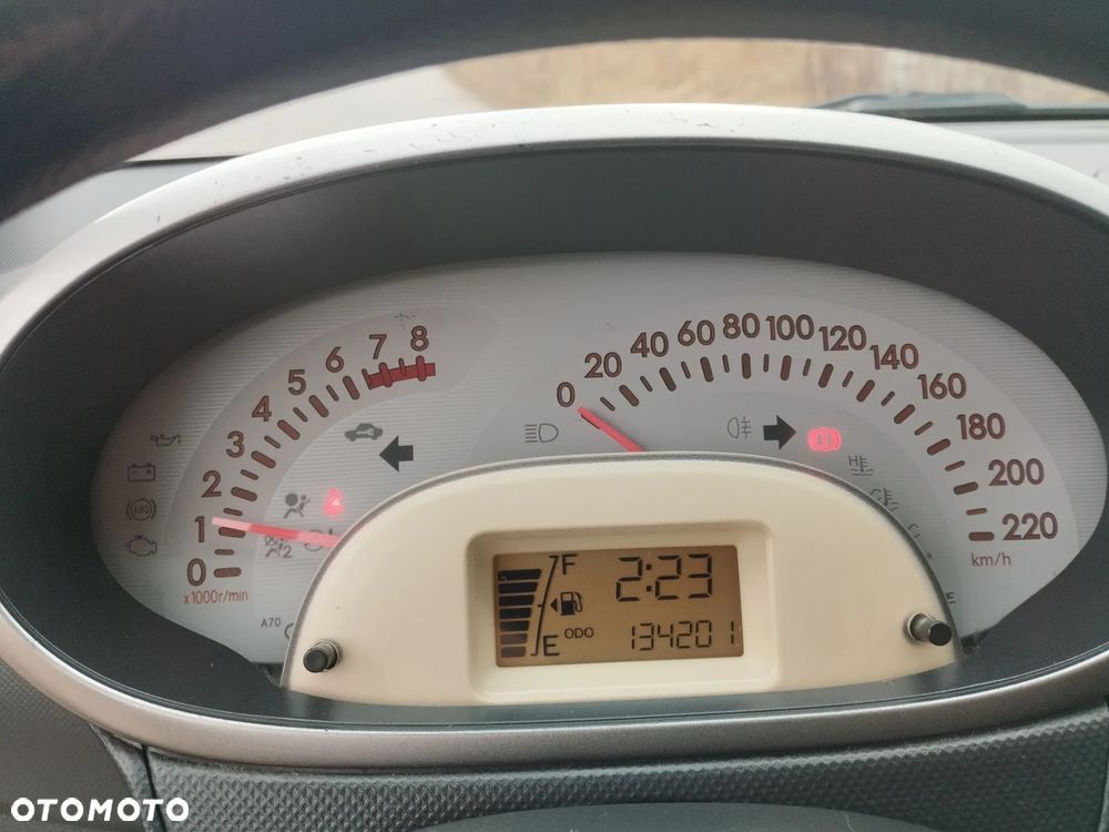 Daihatsu Sirion 1.0 - 8