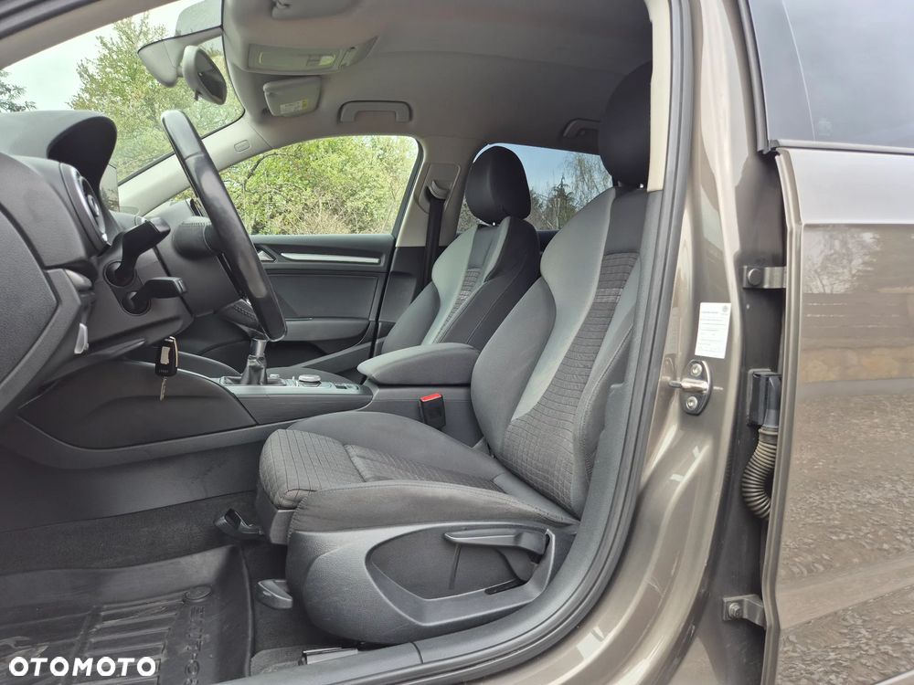 Audi A3 Sportback 1.6 TDI DPF Ambiente - 8