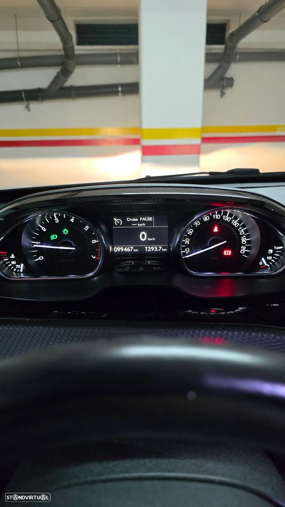 Peugeot 2008 1.2 PureTech Allure - 12