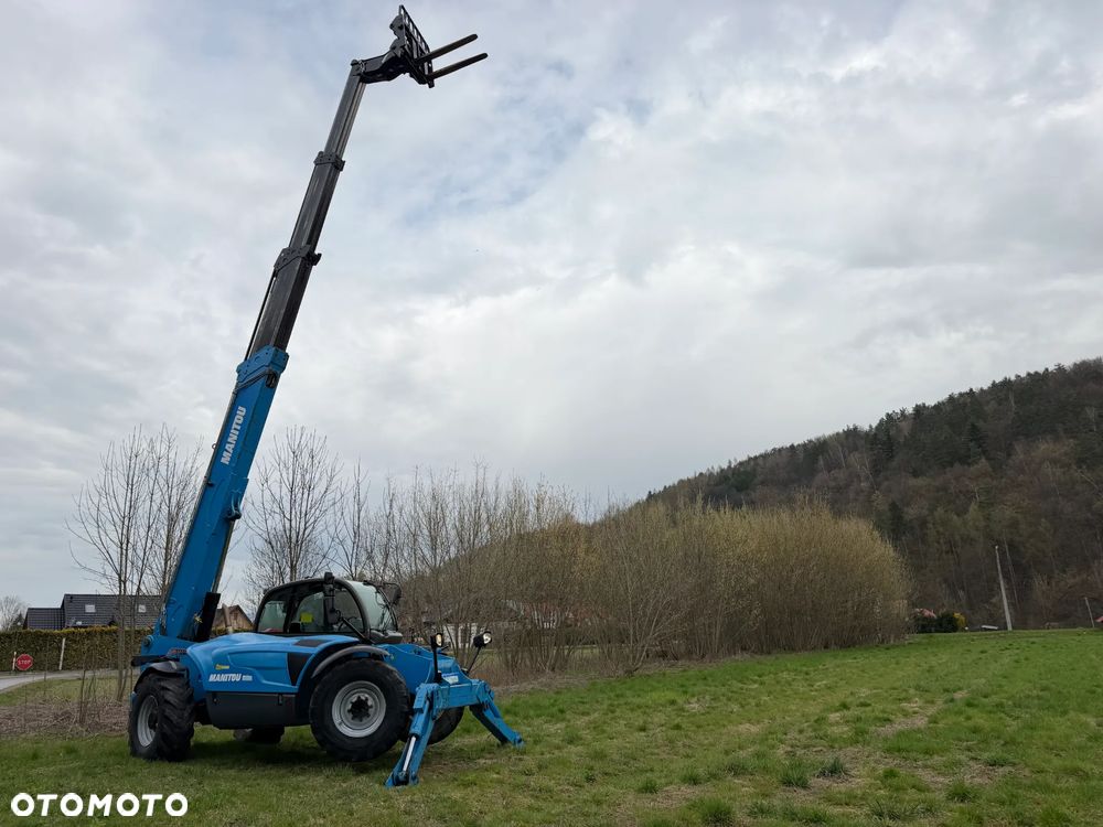 Manitou MT1840. Ładowarka Teleskopowa 18 metrów wysuw! UDŹWIG 4 TONY! Przebieg 2600 mtg. jak Nowa z SALONU. 2016 rok. z Norwegii z Gospodarstwa rolnego! Silnik PERKINS Turbo 110 km. Aktualne Serwisy w Dekra. Nowy Model sterowane wszystko z 1 dżojstika. Ani deka luzów czy wycieku. OKAZJA! Jazda REWERS + 4 biegi. Skręt 3 tryby. Wyjście Hydrauliczne pod przyczepę i oświetlenie, Poziomowanie ośi stabilizatory! Wyjścia Hydrauliczne na maszt! Okazja - 16