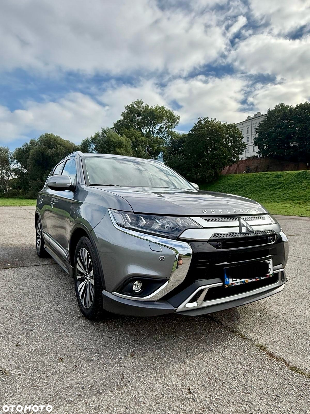 Mitsubishi Outlander - 2