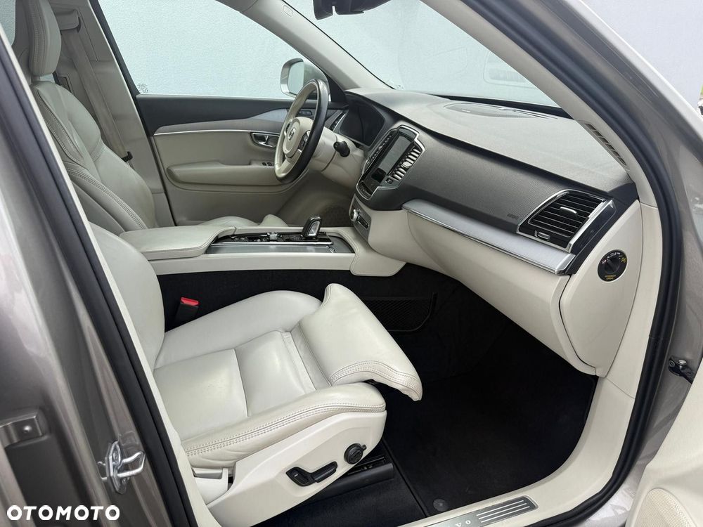 Volvo XC 90 - 32