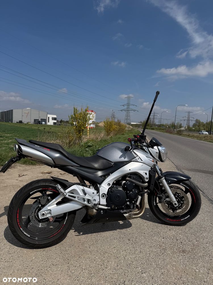 Suzuki GSR - 6