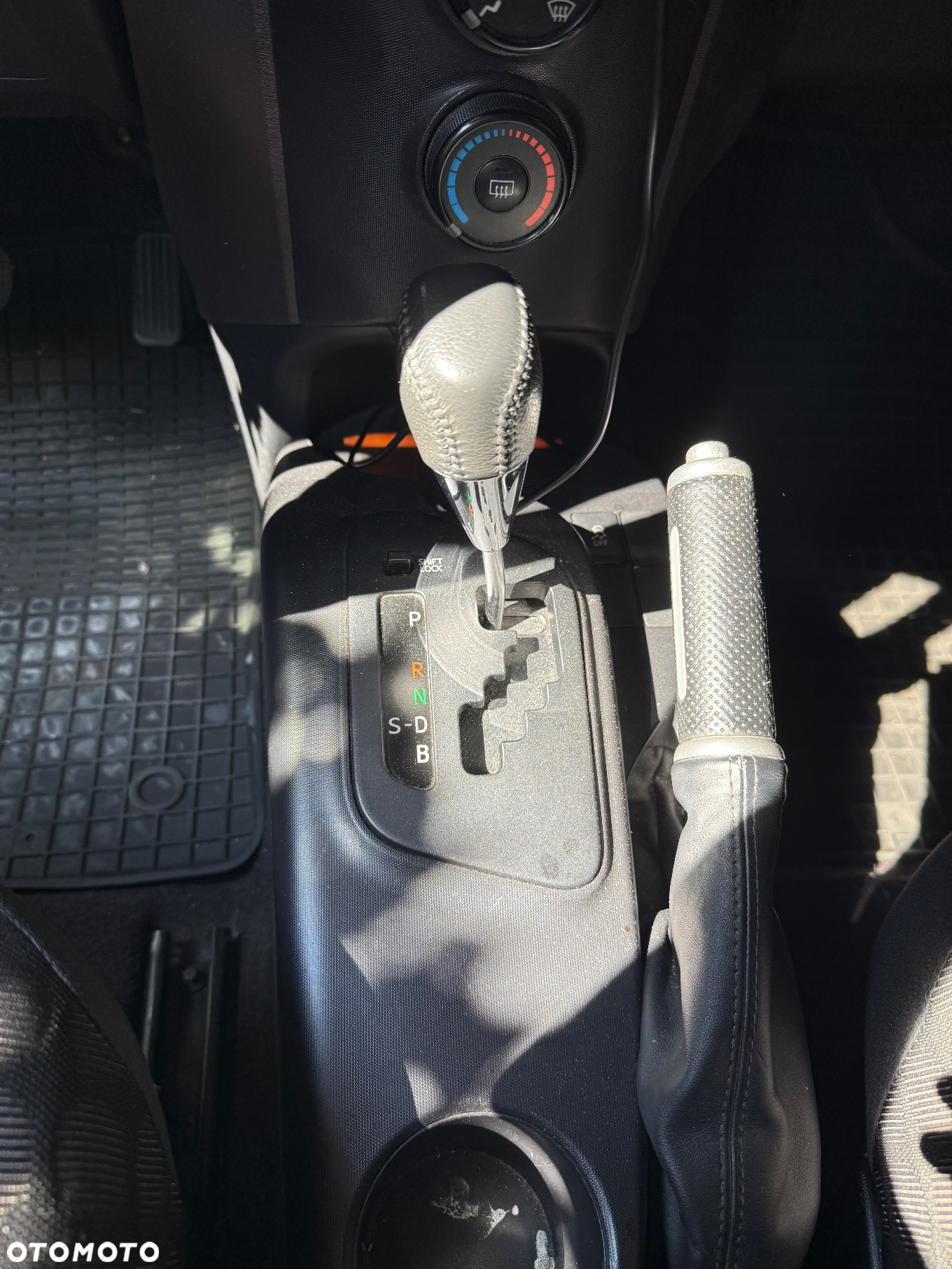 Toyota iQ - 8
