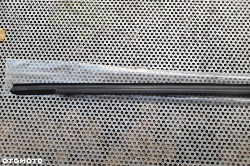 Mercedes W213 E Listwa Zgarniająca Uszczelka Drzwi Lewa Przód - 2