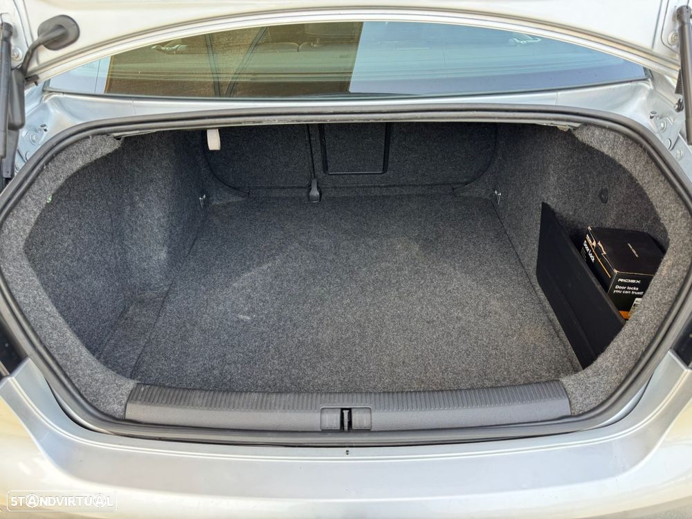 VW Jetta 2.0 TDI Sportline - 18