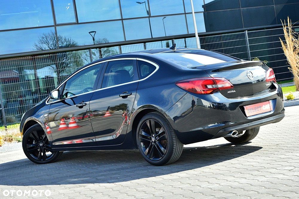 Opel Astra 1.4 T Cosmo - 4