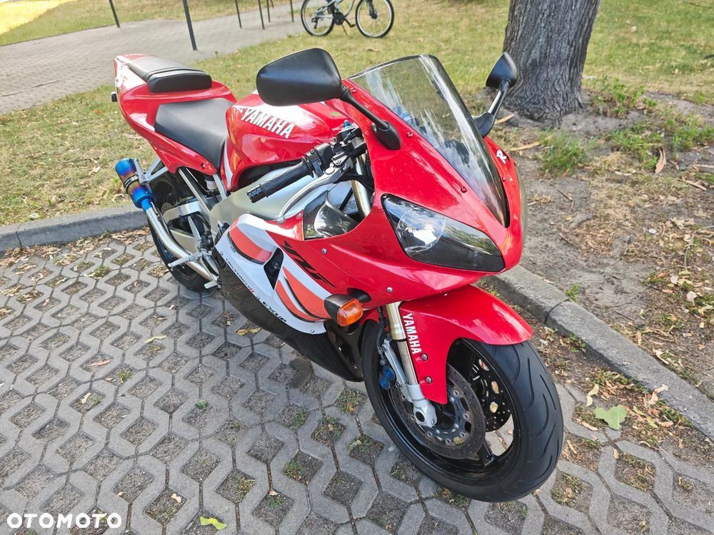 Yamaha R1 - 9