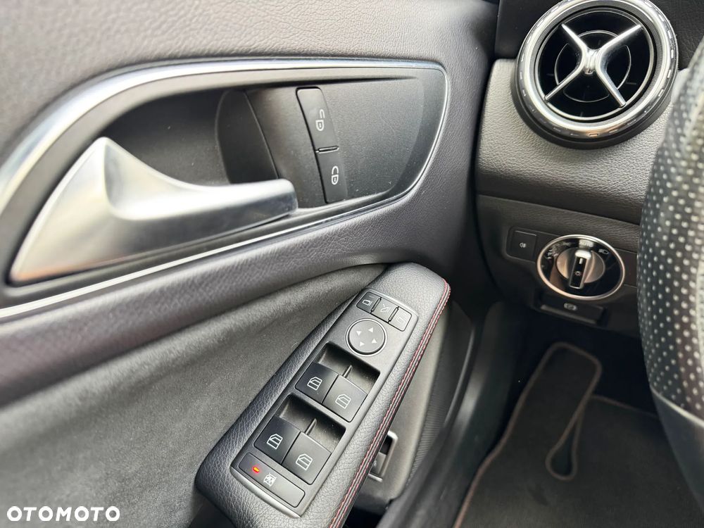 Mercedes-Benz GLA 250 4Matic 7G-DCT AMG Line - 24