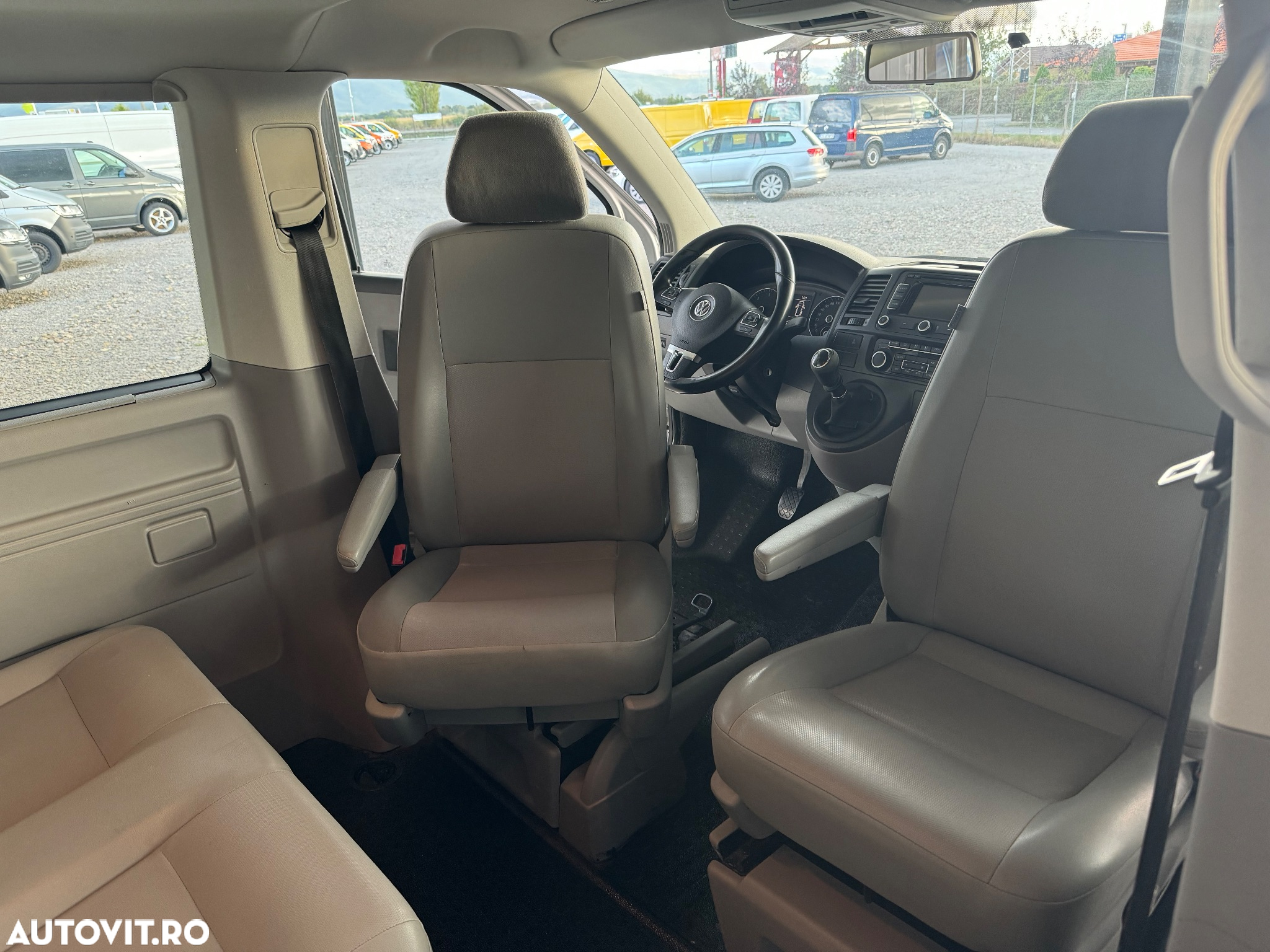 Volkswagen Caravelle - 8