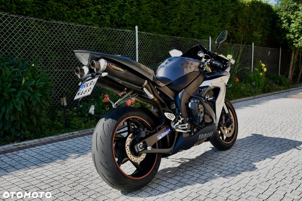 Yamaha R1 - 4