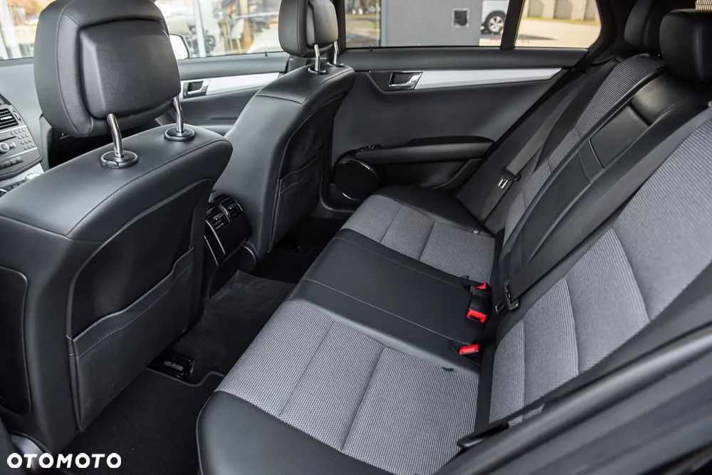 Mercedes-Benz Klasa C 180 CGI Automatik BlueEFFICIENCY - 28