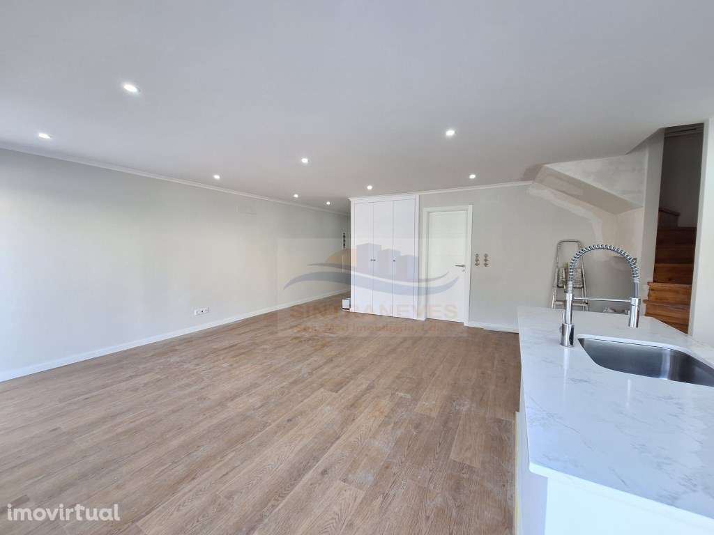 Fantástica Moradia T3 com GARAGEM Santa Cruz de Benfica totalmente ... - Grande imagem: 2/46