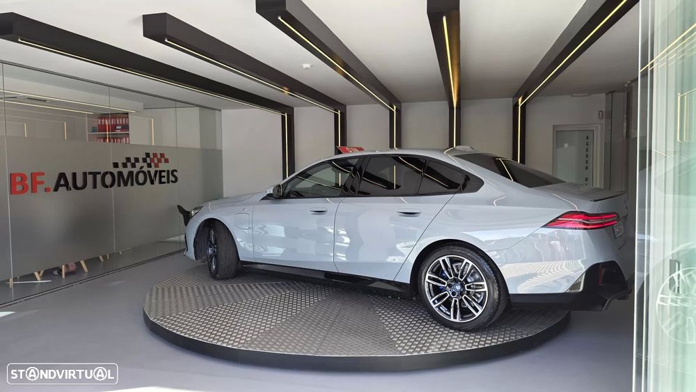 BMW 530 e Pack Desportivo M - 16