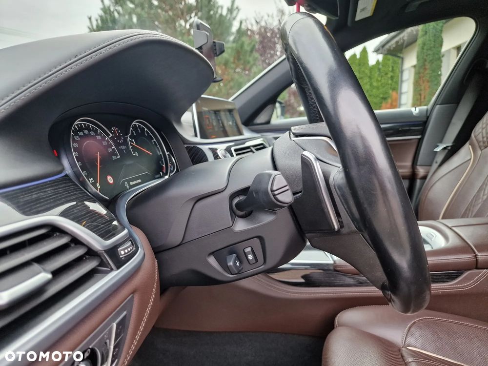 BMW Seria 7 750i xDrive - 28