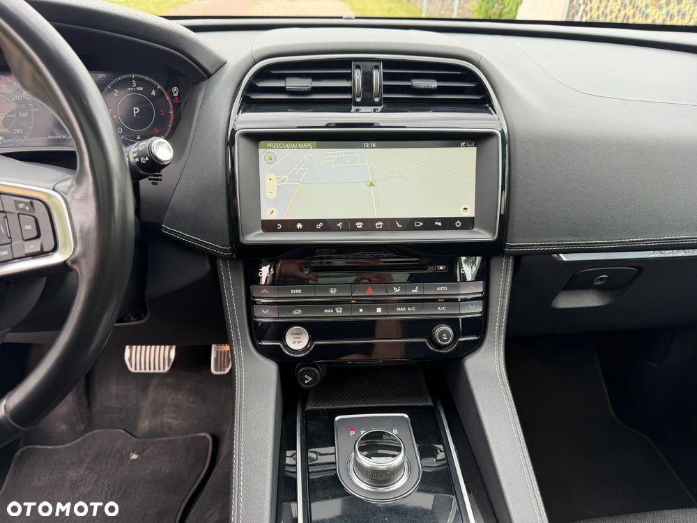 Jaguar F-Pace 2.0 i4D AWD R-Sport - 35