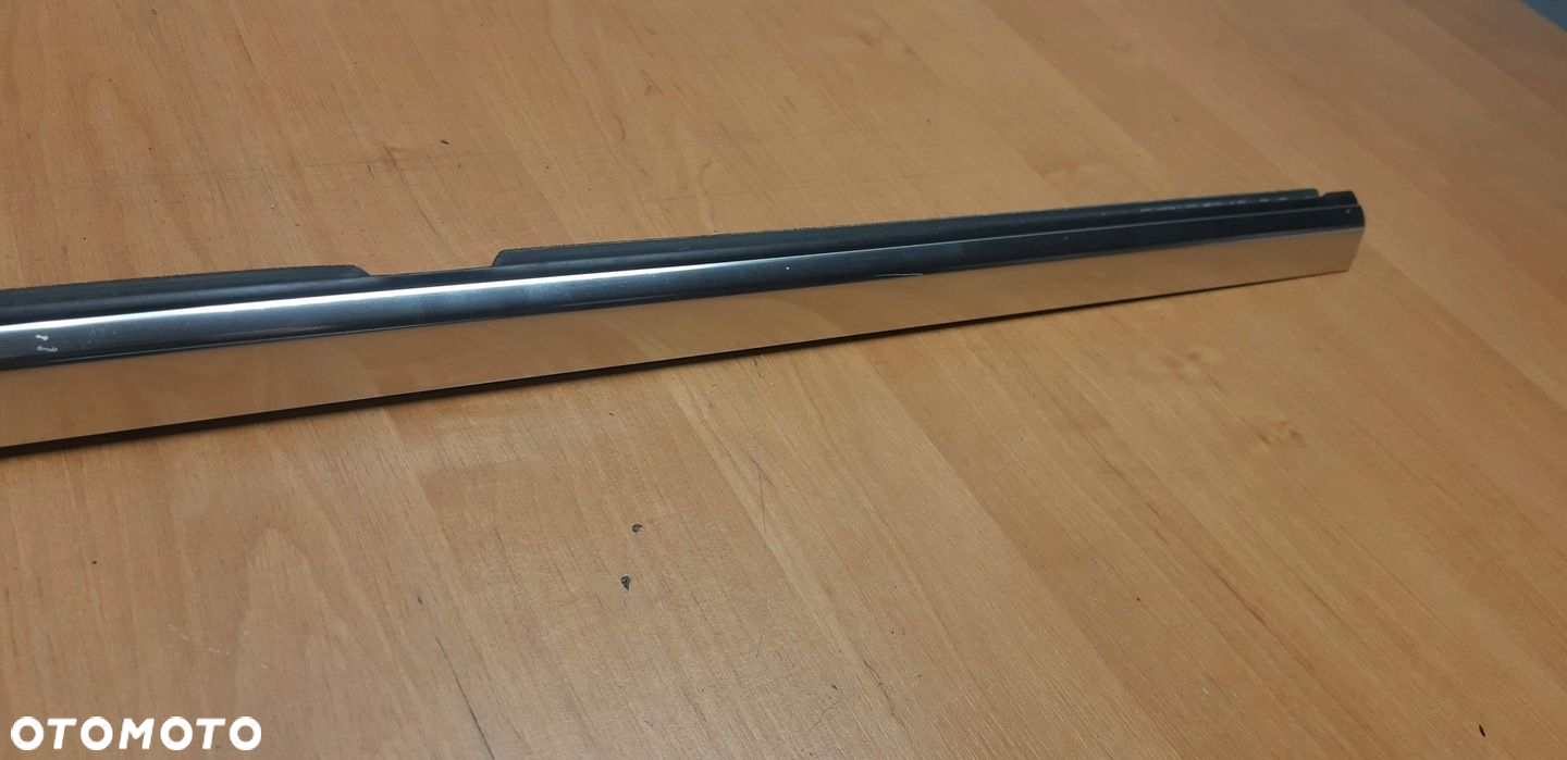 Mercedes C klasa W205 kombi listwa zgarniająca drzwi lewy tył A2057300524 - 4
