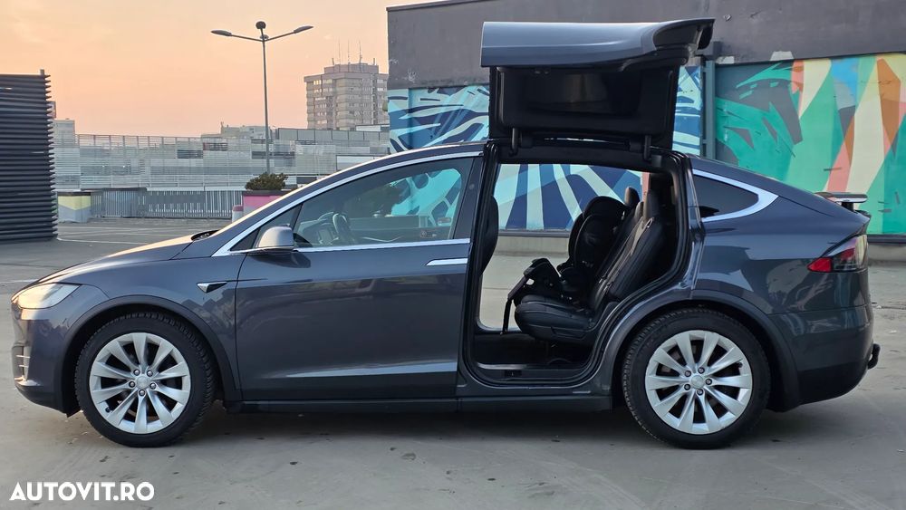 Tesla Model X - 9