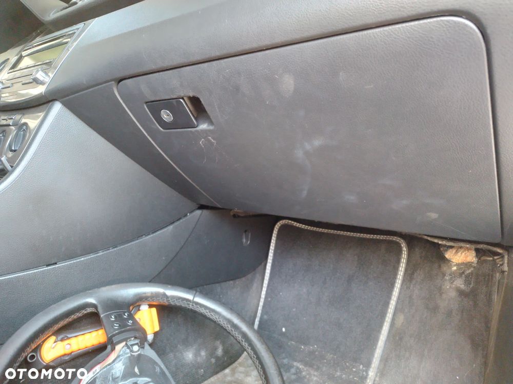 VW PASSAT B6 05-09r - RADIO - 24