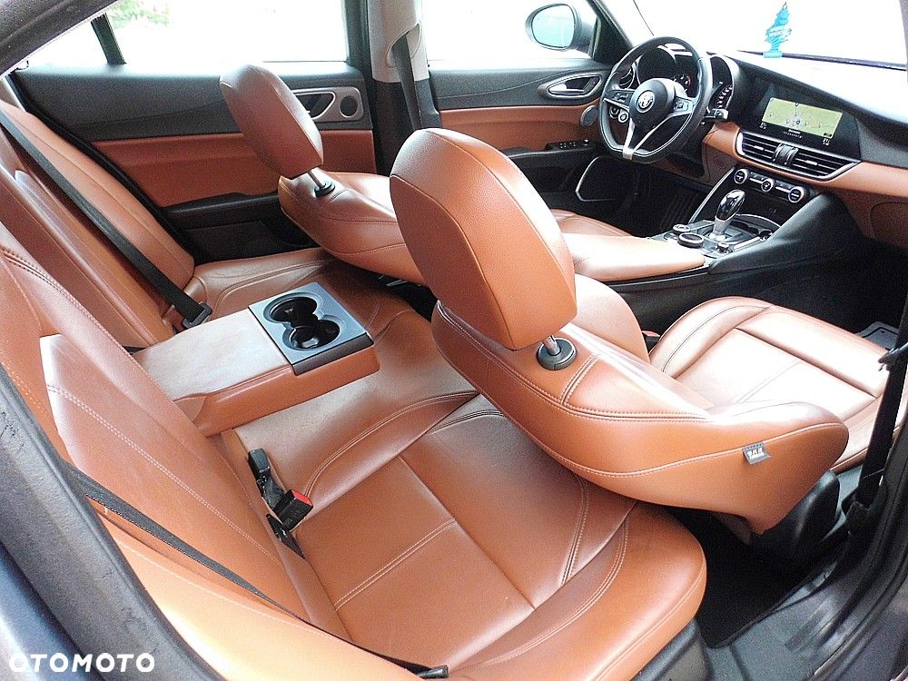 Alfa Romeo Giulia 2.2 AT8 Business - 14