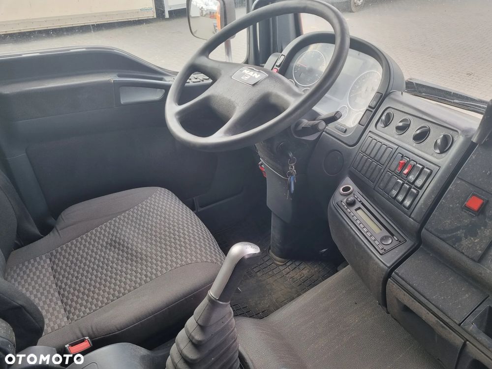 MAN TGM 18 250  rozstaw osi 3,60  ręczna skrzynia biegów - 5