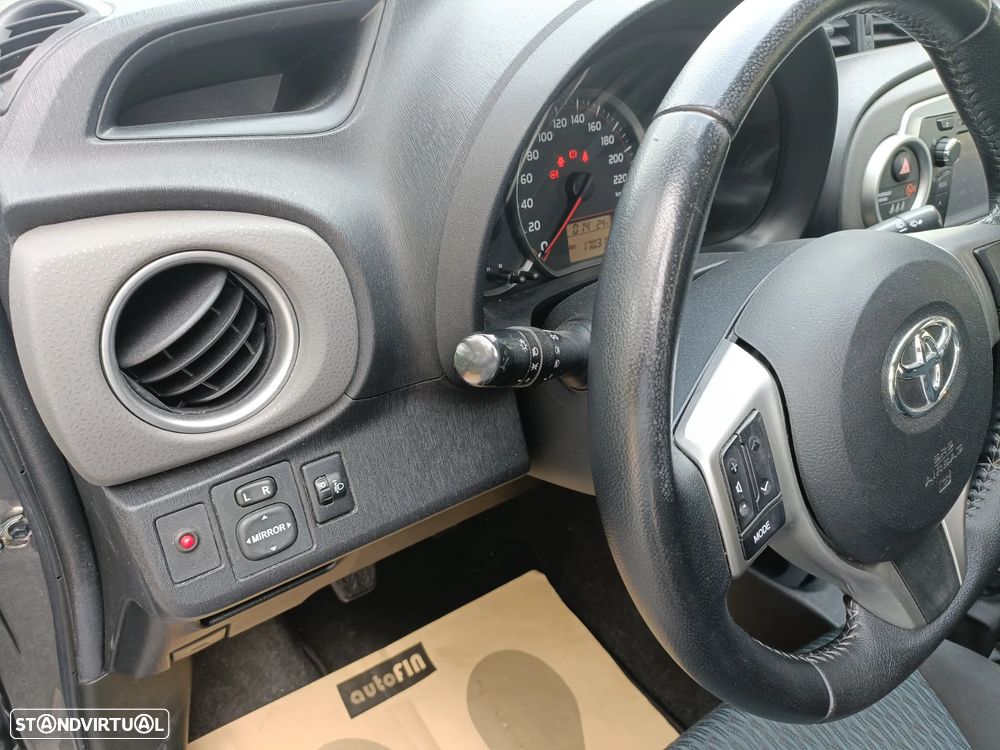 Toyota Yaris 1.4 D-4D High Pack+NAVI - 12
