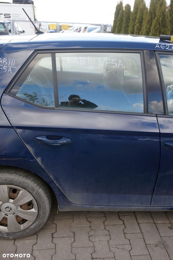 DRZWI TYLNE PRAWE FABIA III NJ3 5D HB LF5A  GRANATOWY SKODA 2014-2018 - 1