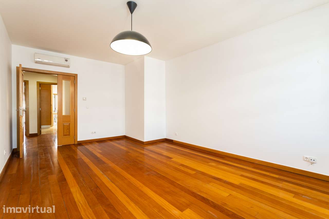 T2 com varanda, elevador, garagem e pet friendly na Calçada da Ajuda - Grande imagem: 4/22
