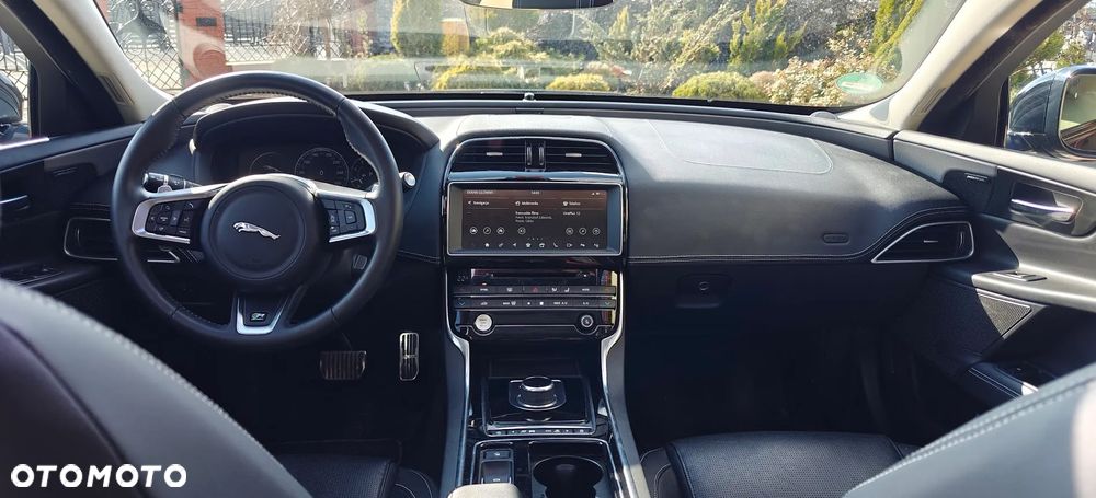 Jaguar XE 2.0 T R-Sport - 10
