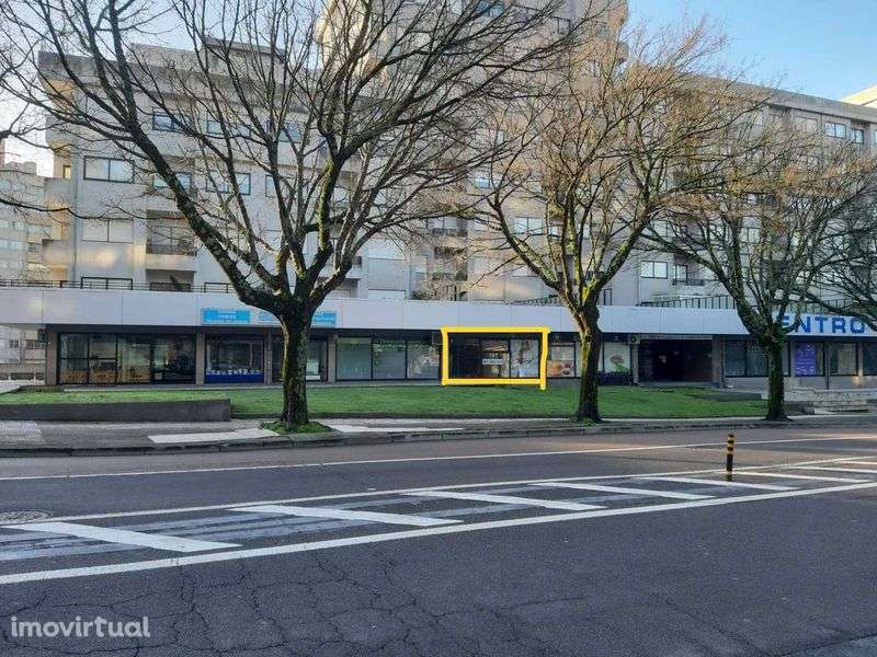 Loja luminosa com ampla montra em Lordelo do Ouro – Campo Alegre - Grande imagem: 4/10