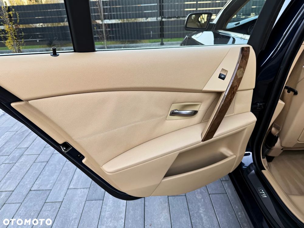 BMW Seria 5 525xi - 38