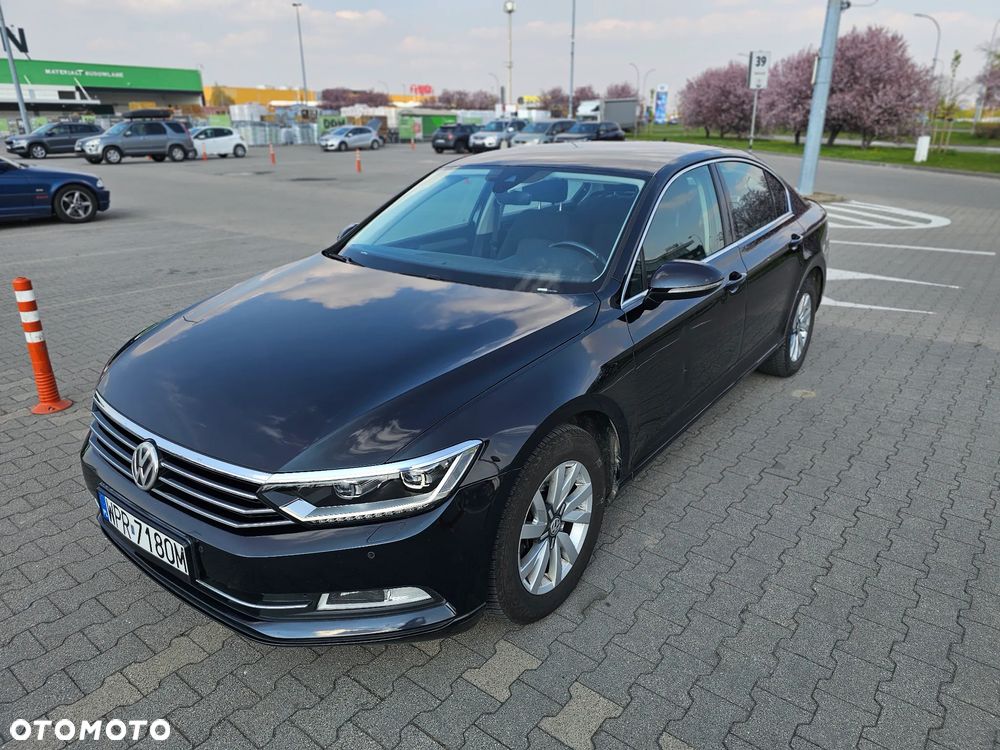 Volkswagen Passat - 1