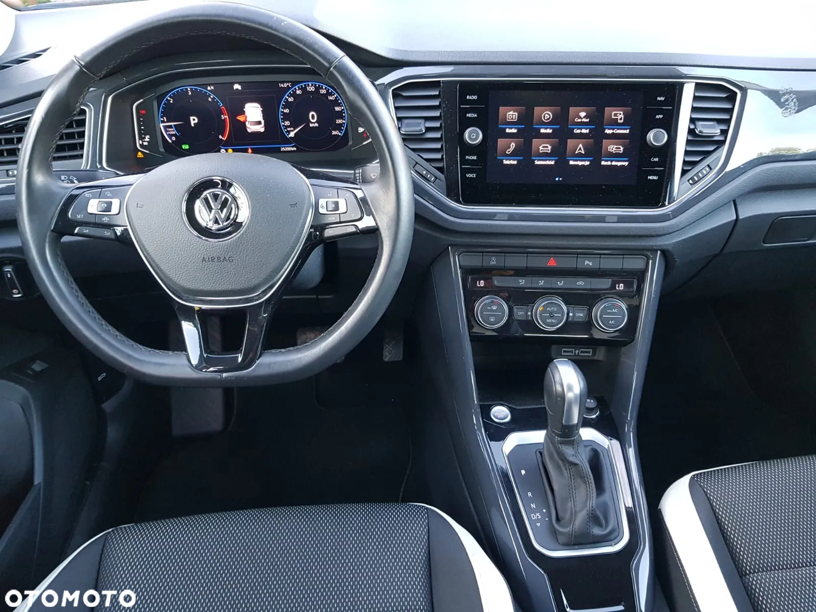 Volkswagen T-Roc - 8