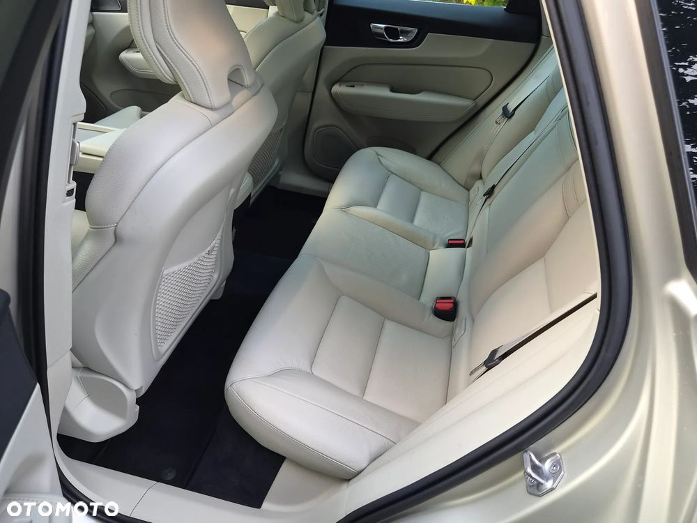 Volvo XC 60 B4 D AWD Essential - 28