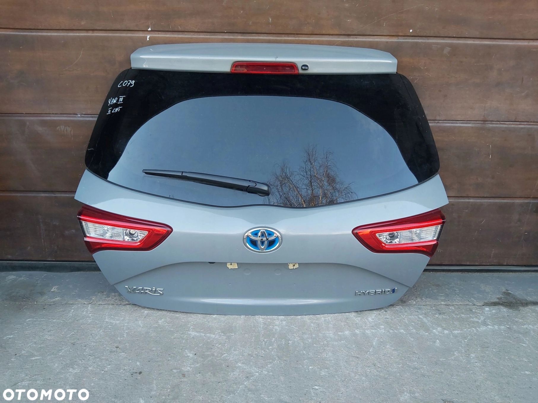 Toyota Yaris III Lift klapa tył bagażnika Hybryda lampa kamera - 1