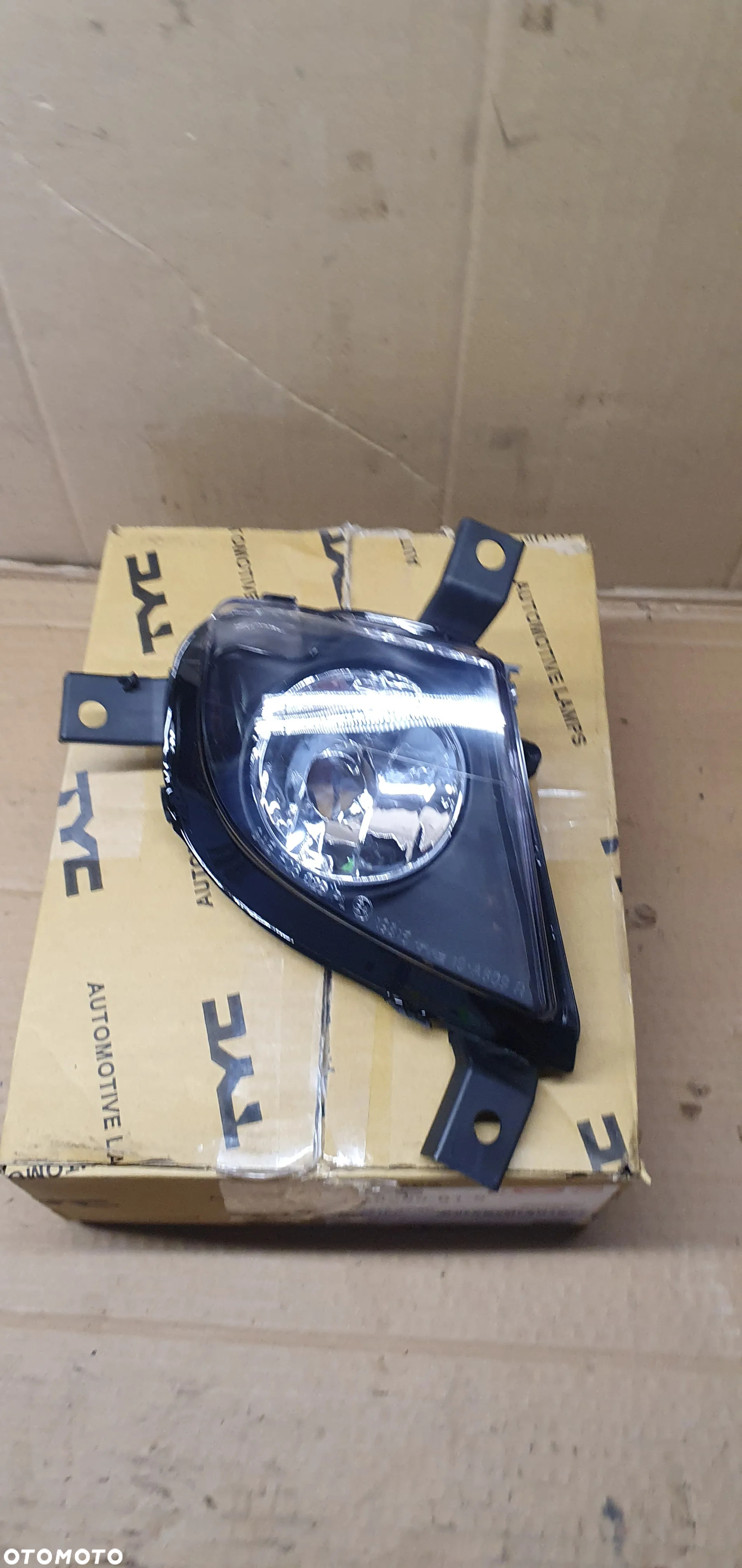 Halogen prawy przód przedni BMW 3 E90 E91 Nowy TYC 19-0809-01-9 - 2