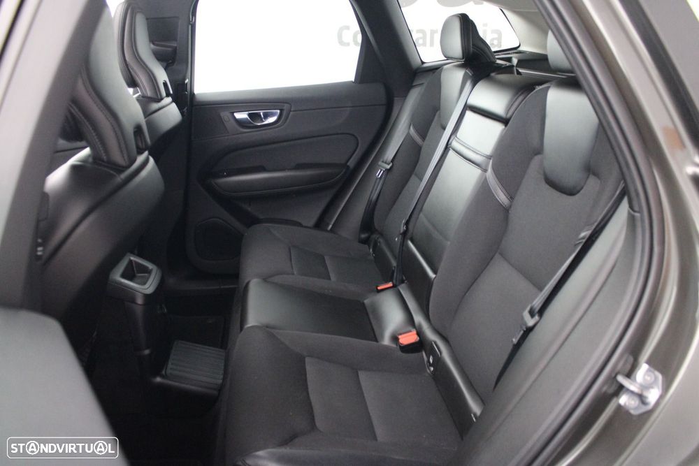 Volvo XC 60 2.0 T8 PHEV Momentum AWD — fotografia 32