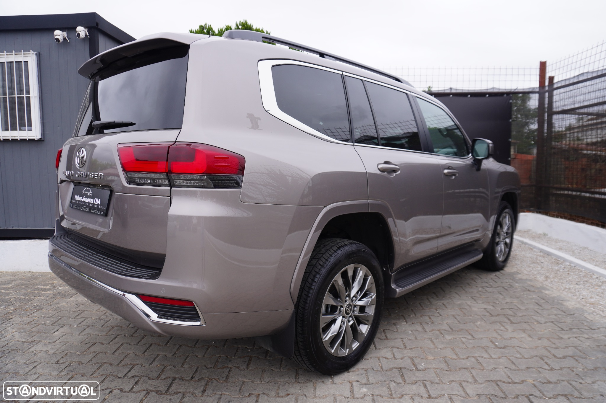 Toyota Land Cruiser - 4