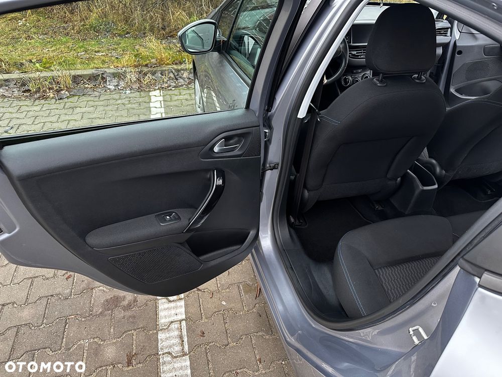 Peugeot 208 - 17