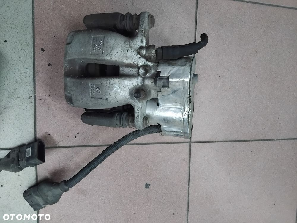 Audi A8 D3 zacisk hamulcowy tył elektyczny   Lewy lub prawy 4 pin - 4