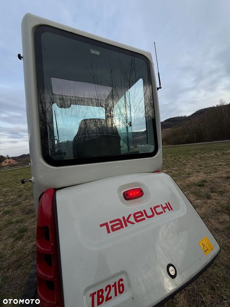 Takeuchi TB216  Koparka Gąsienicowa 2 tony. Długie ramie plus! Zaledwie 1000 mtg. DEKRA aktualna do 2026r. Rozsuwane Hydr. podwozie! Z Gospodarstwa Norweskiego! Zero luzów i wycieków. Maszyna jak Nowa z Salonu! 2017rok. Pełna Dokumentacja. Gąsienice bez zużycia! Łyżka Skarpowa! Szybkozłącze! Szybka wolna jazda. Radio Usb nagłośnienie. Po serwisach. Okazja Wyjscia Hydrauliczne. Silnik Yanmar 3cyl. skrętne ramię! - 14