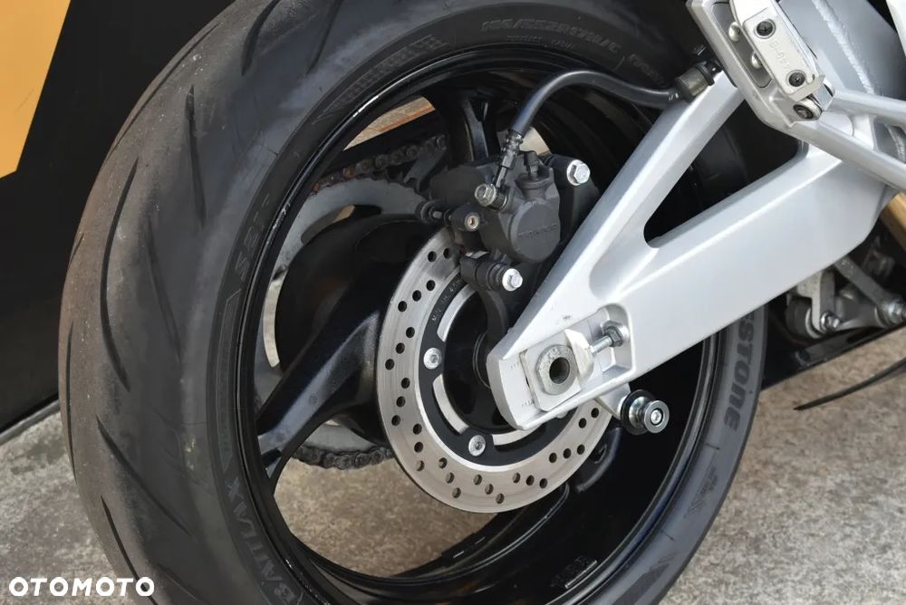 Suzuki GSR - 32